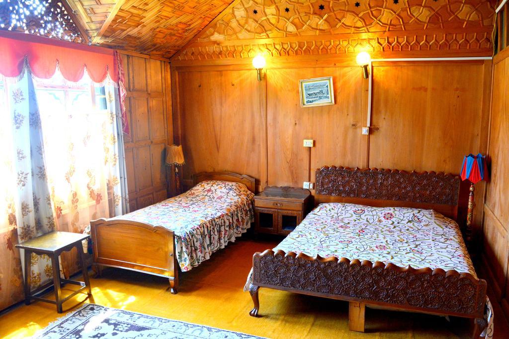 Kings Houseboats Hotel Srīnagar Værelse billede