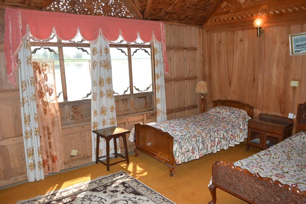 Kings Houseboats Hotel Srīnagar Værelse billede